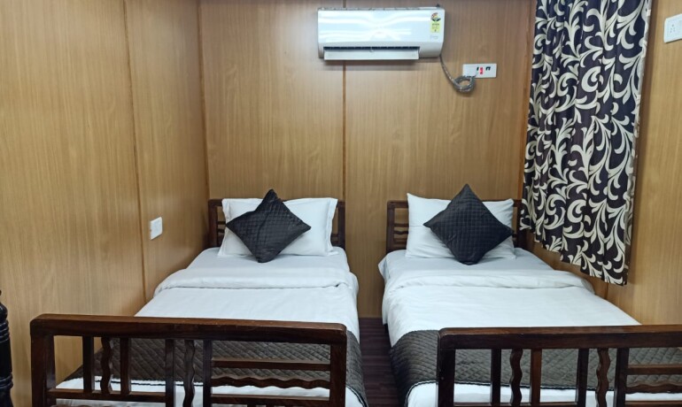 Container Suite (Triple Beds)