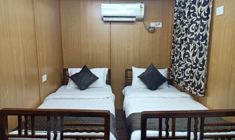 Container Suite (Triple Beds)