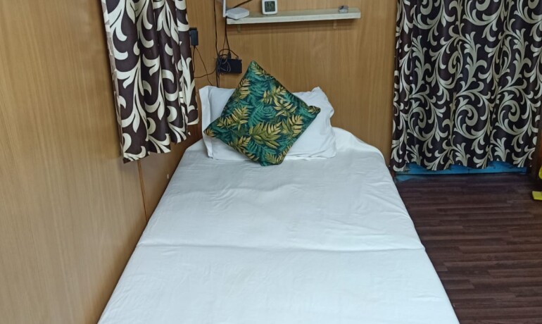 Container Suite (Triple Beds)